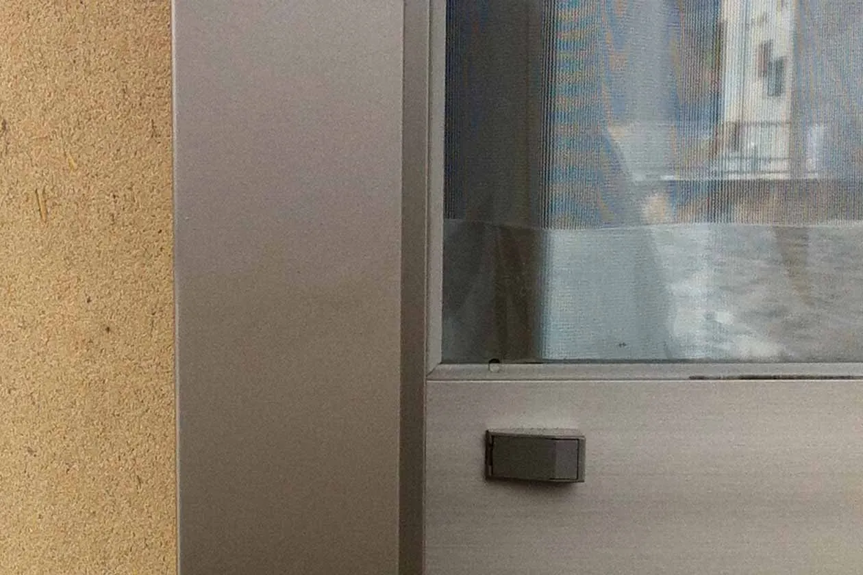 サッシ こすり傷